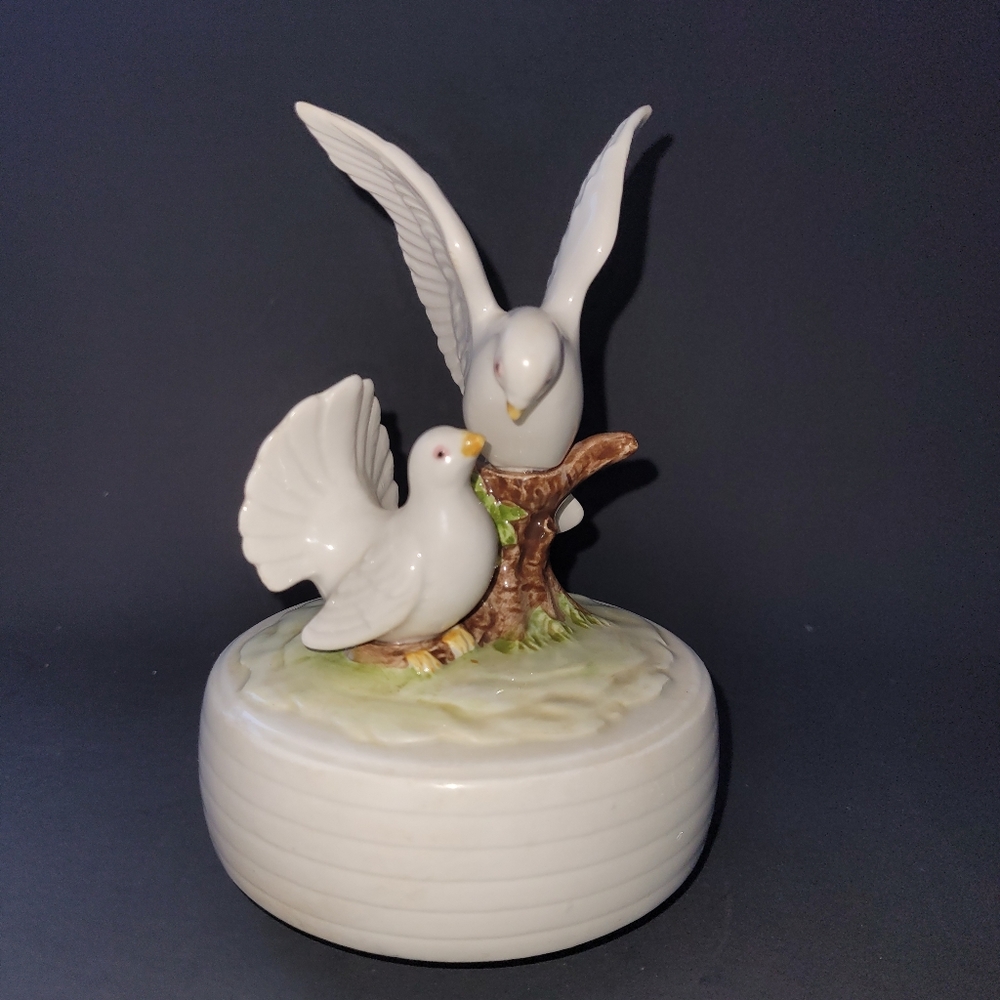 VTG Otagiri white Dove musical figurine